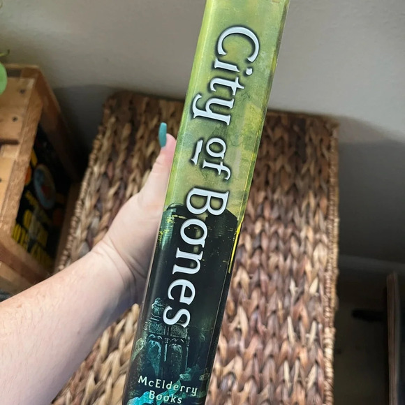 Signed copy of City of Bones by Cassandra Clare few pages wrinkled - Picture 6 of 6